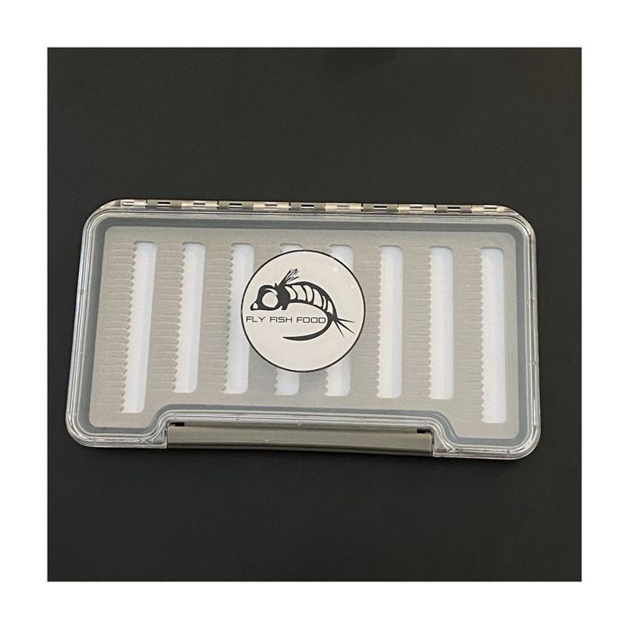 Материал для вязания мушек Adamsbuilt FLY FISH FOOD LOGO FLY BOX, CLEAR SINGLE SIDED - WIT