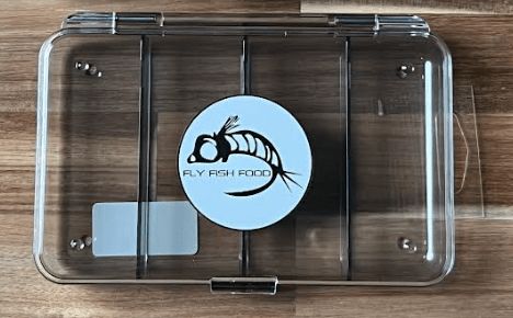 Коробка для мушек Adamsbuilt Fly Fish Food Logo Fly Box, Ultra Clear 4 Compartments, Small